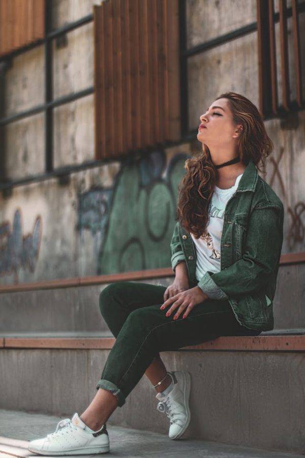 "Zapatillas UrbanRoots ecológicas de algodón orgánico en color gris con suela de goma reciclada, ideales para un estilo de vida sostenible."
